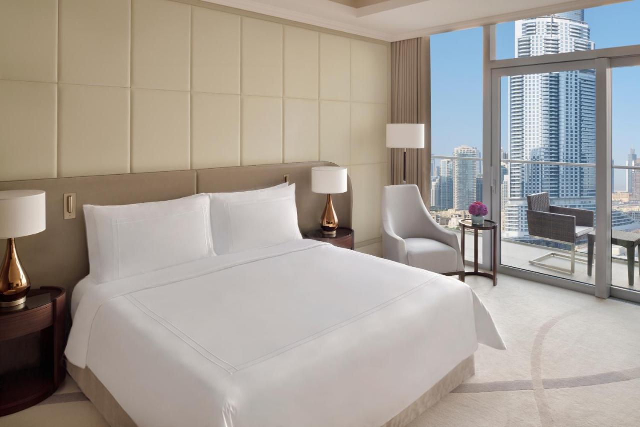 Address Dubai Mall Dış mekan fotoğraf A bedroom at the Ritz-Carlton, DIFC